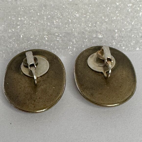 Vintage Sleek Brass Tone Oval Clip On Earrings Timeless & Understated - Picture 2 of 3